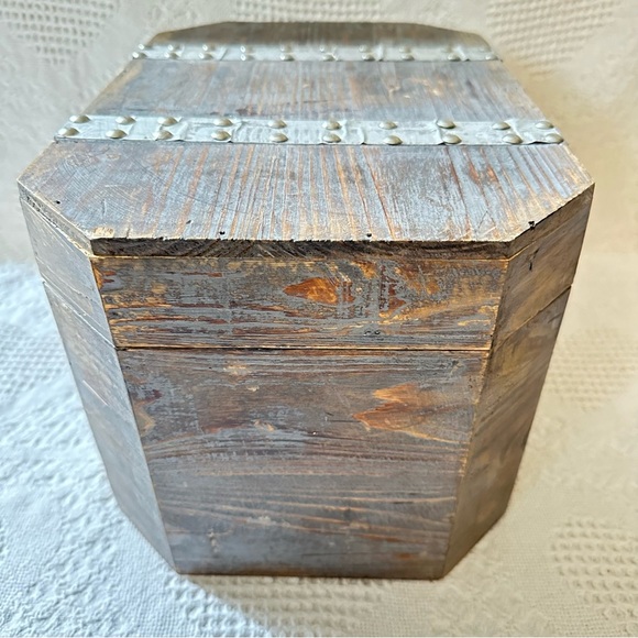 Faux Weathered Wood Storage Chest Trunk With Metal Studs And Buckle Closure - Picture 4 of 11